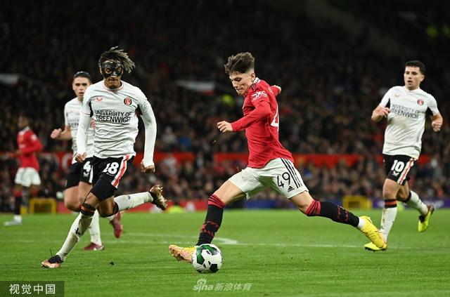 进攻两端的 进攻两端的